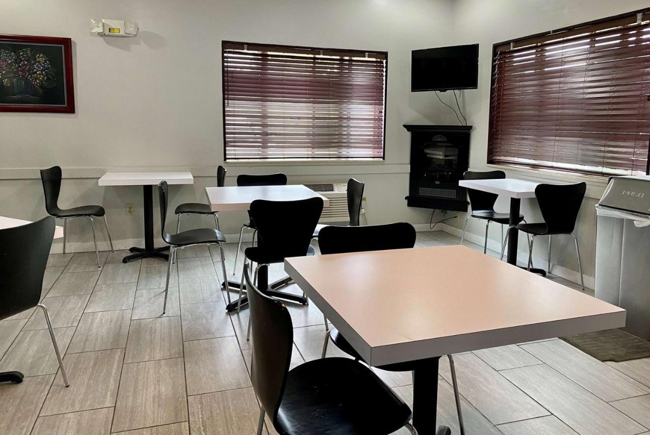 Super 8 By Wyndham Bloomington University Area Esterno foto