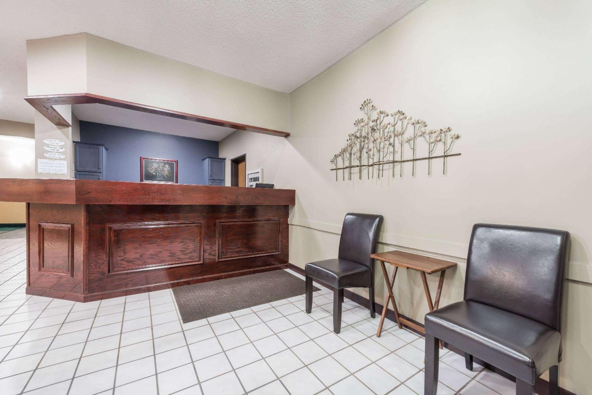 Super 8 By Wyndham Bloomington University Area Esterno foto