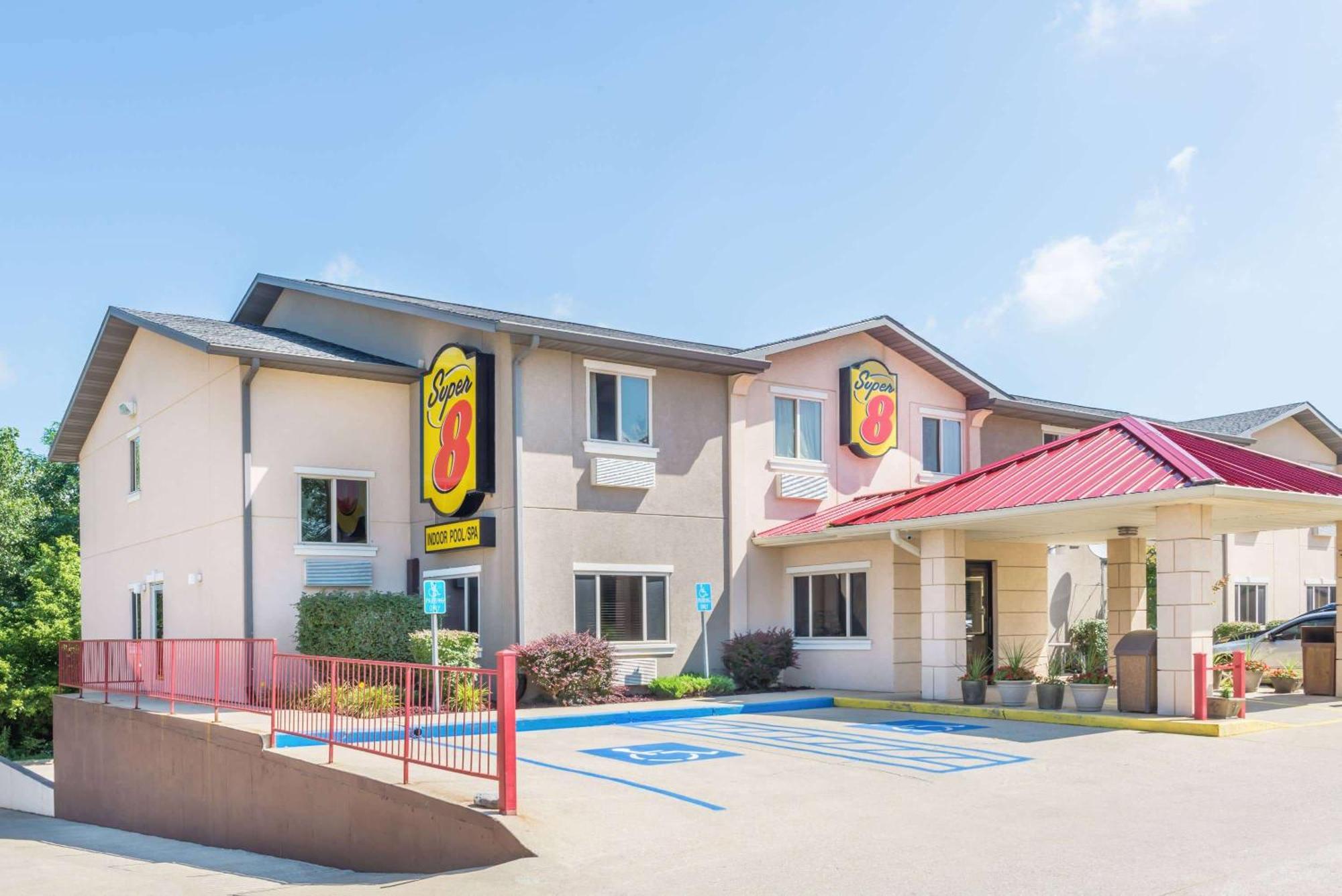 Super 8 By Wyndham Bloomington University Area Esterno foto