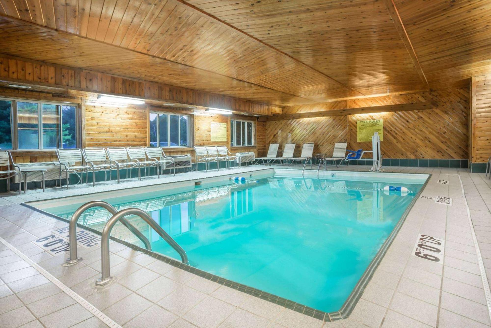 Super 8 By Wyndham Bloomington University Area Esterno foto