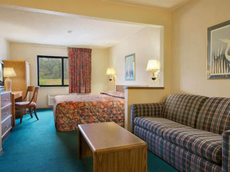 Super 8 By Wyndham Bloomington University Area Esterno foto